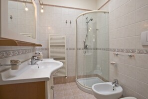 Baignoire, séchoir à cheveux, bidet, serviettes fournies
