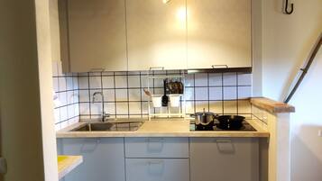 Fridge, stovetop, coffee/tea maker, electric kettle