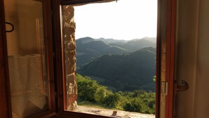 Ein offenes Portal mit Blick auf eine gebirgige Landschaft.
