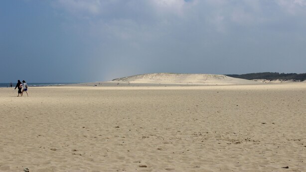A wide sandy beach with a large dune in the background. - Villa Amandelle - for 6 to 8 persons (Moliets-et-Maa)