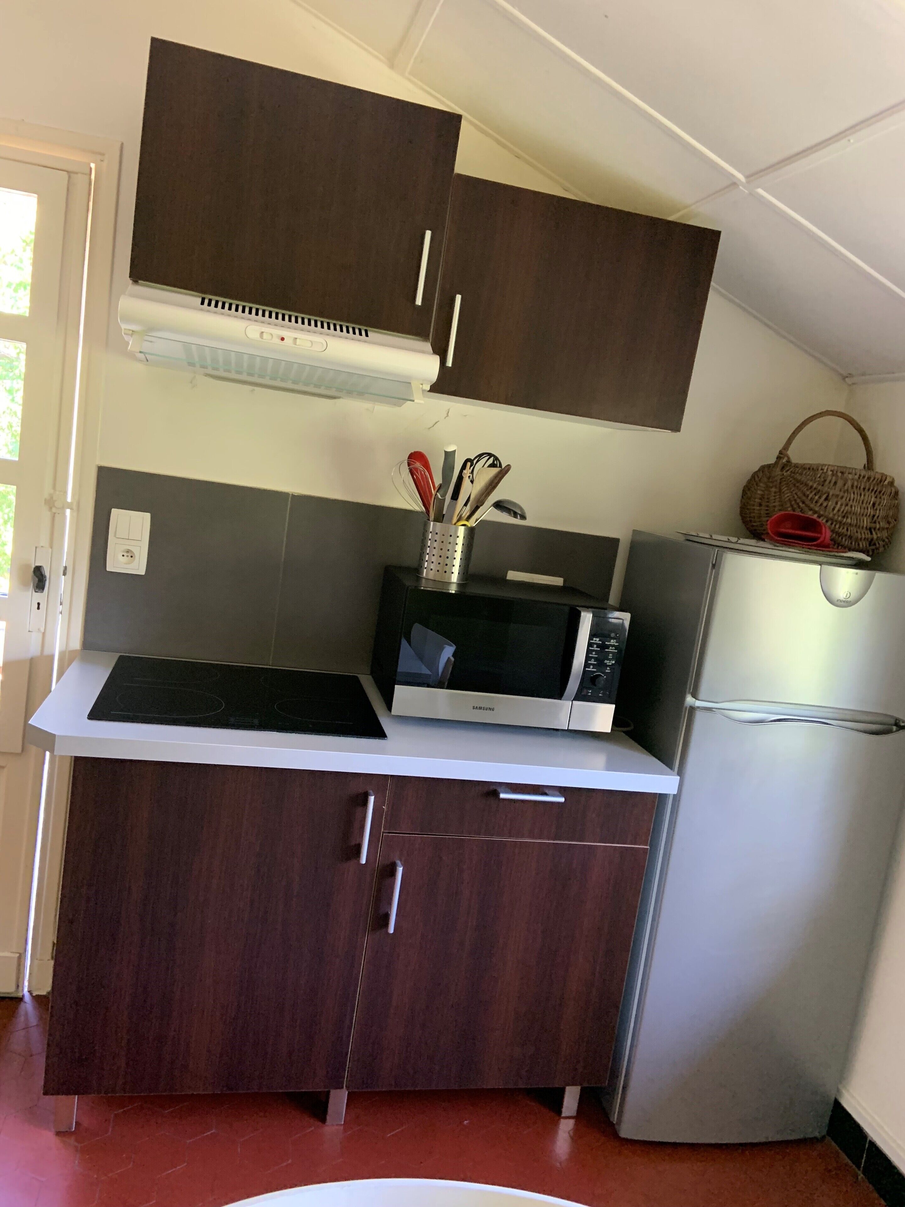 Réfrigérateur, micro-ondes, four, plaque de cuisson