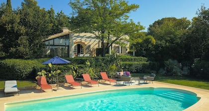 Appartement A/C grand calme dans propriété avec piscine - proche des plages.