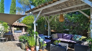 An outdoor patio with wicker furniture, a pergola, and potted plants. - Very quiet 2 br apartment - Pool, private backyard - close to beaches (La Garde)