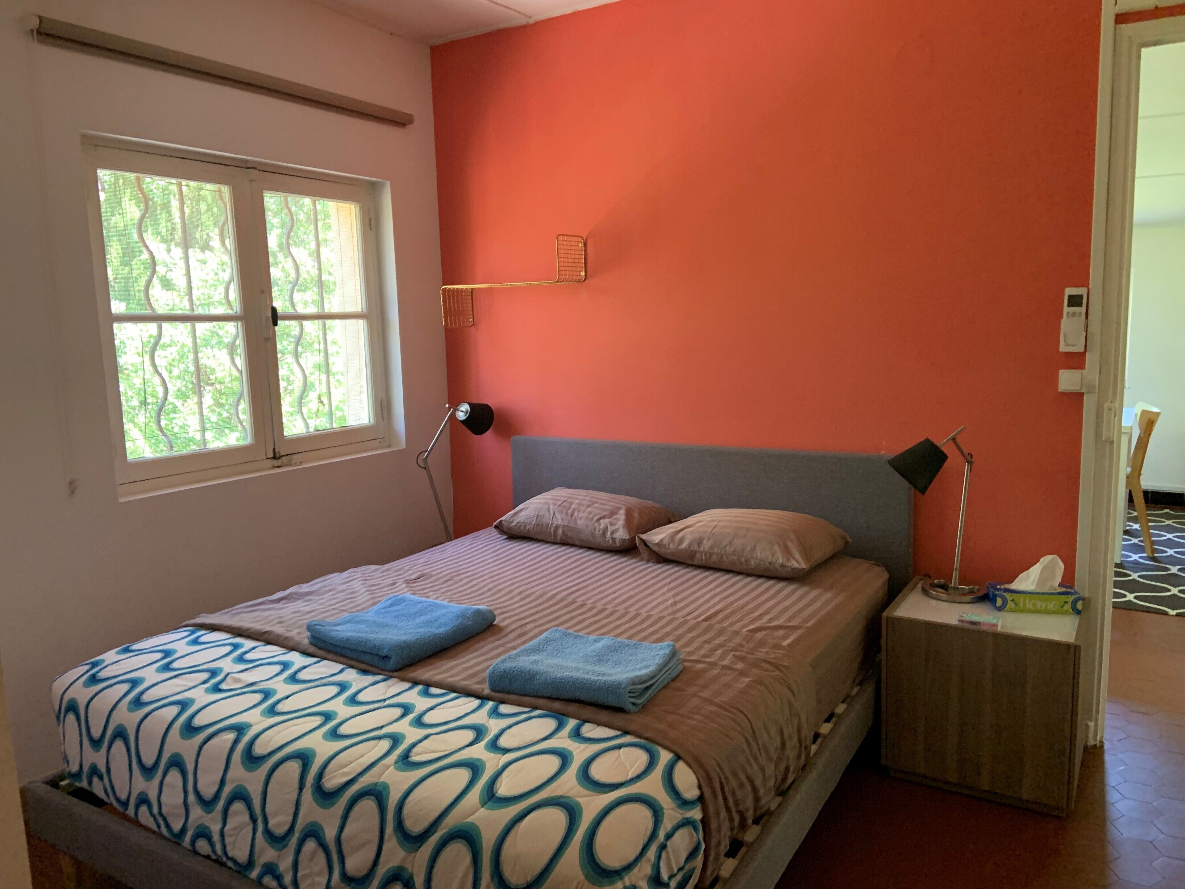 2 slaapkamers, een strijkplank/strijkijzer, reisbedje, gratis wifi
