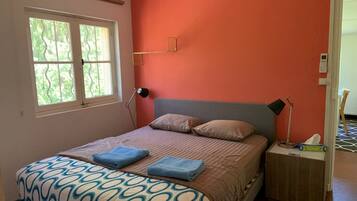 2 slaapkamers, een strijkplank/strijkijzer, reisbedje, gratis wifi