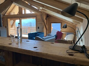 Fernseher, Kamin, DVD-Player, Bücher