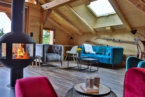 Fernseher, Kamin, DVD-Player, Bücher
