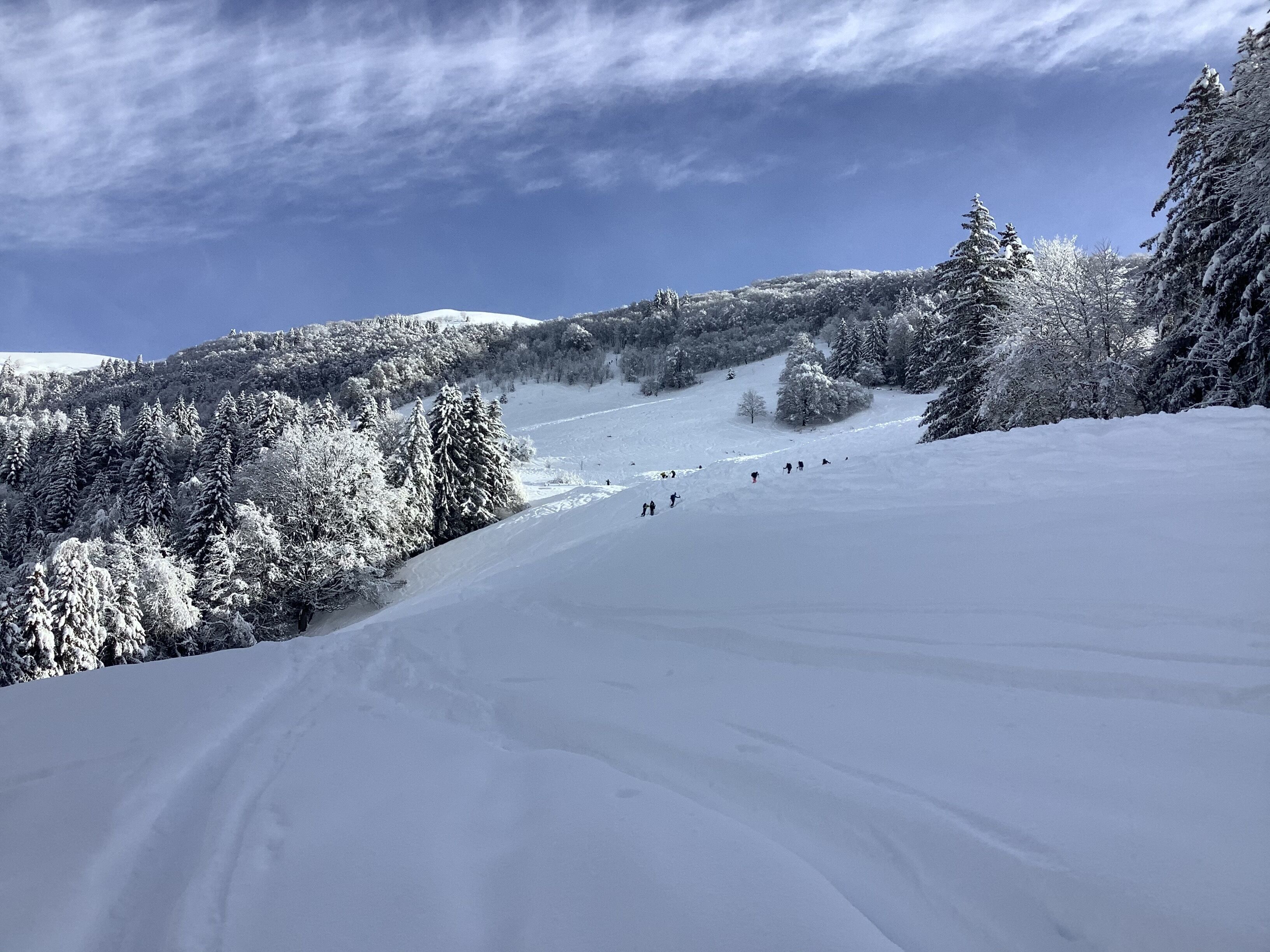 Eine verschneite Berglandschaft mit einer Skipiste.
