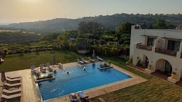 Kauden mukainen ulkouima-allas avoinna 8.00–20.00, ilmaisia cabañoita