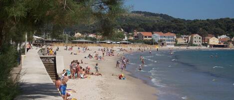 Plage à proximité, chaises longues