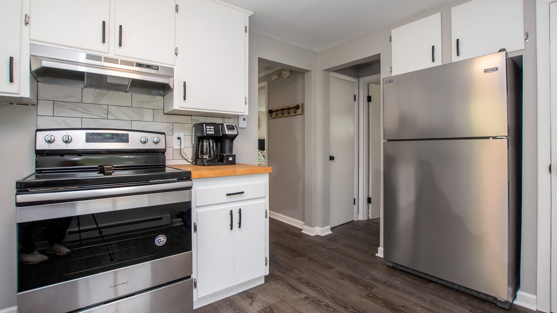 Réfrigérateur, micro-ondes, four, plaque de cuisson