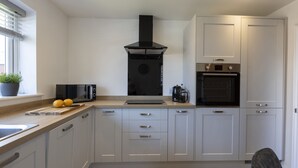 Bungalow, kamar mandi pribadi | Dapur bersama | Meja makan