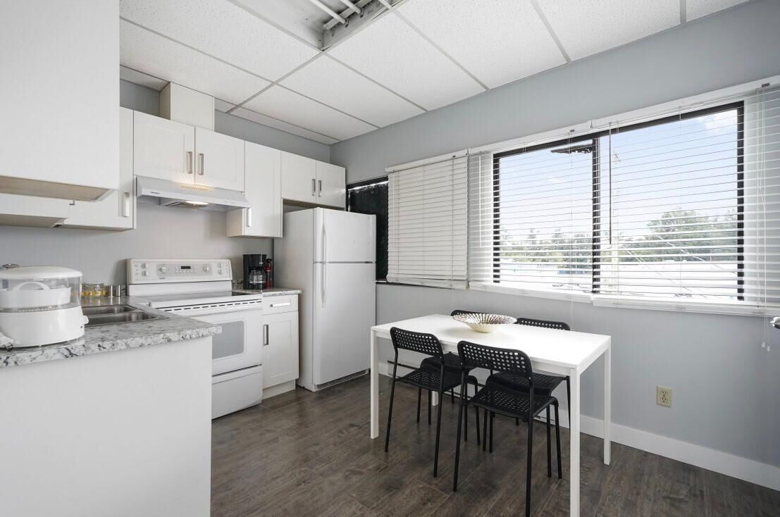 UNIT 200B- Comfortable apartment with a full kitchen