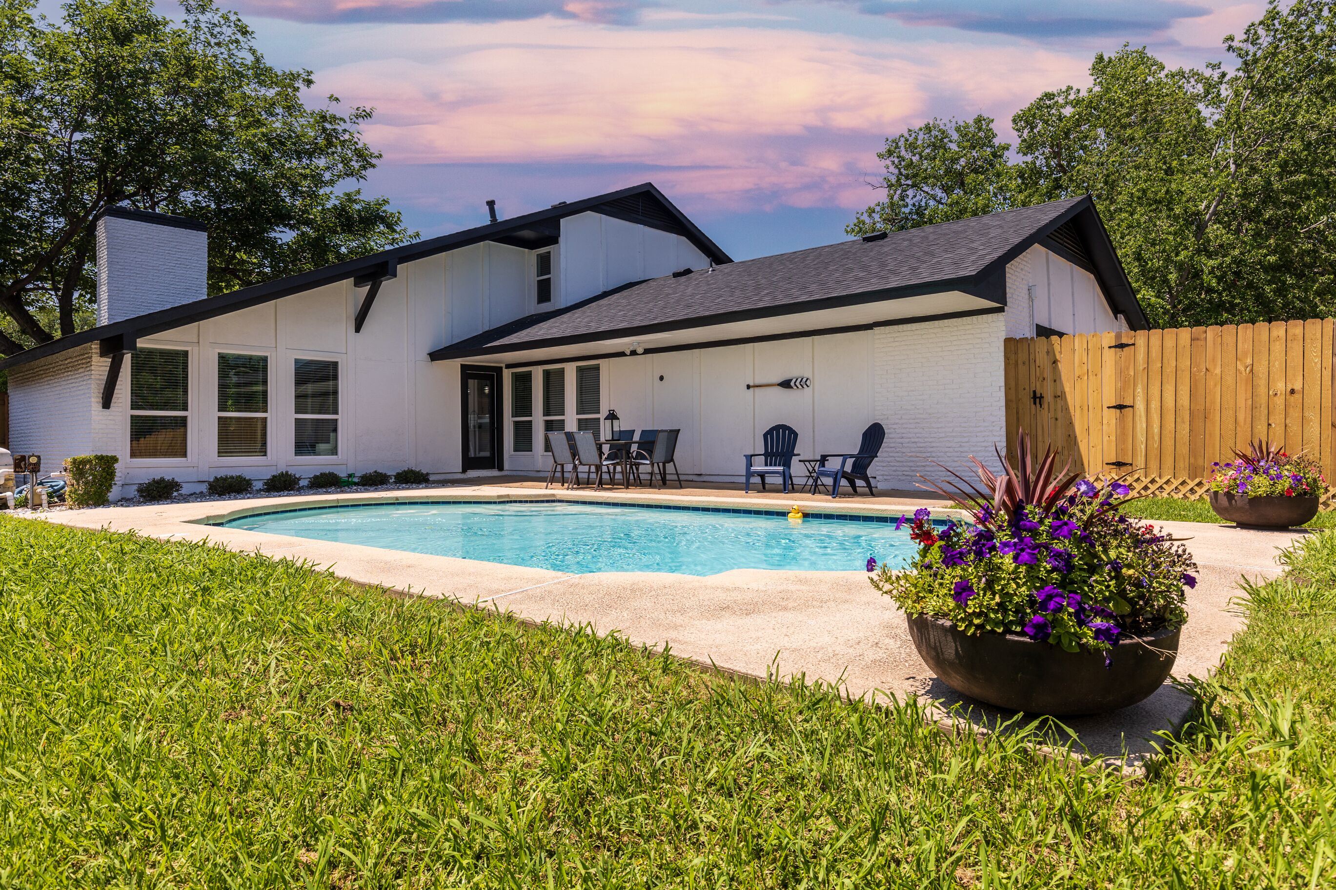 Modern Design/ Oversized Pool / Great Location