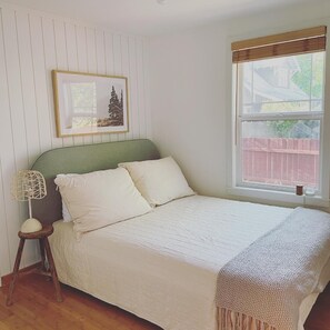 2 makuuhuonetta, tallelokero huoneessa, silitysrauta/-lauta