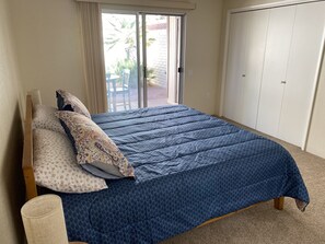 2 bedrooms, desk, iron/ironing board, free WiFi - Julia's Casita.  The perfect desert retreat.  Age 55+      (Green Valley)