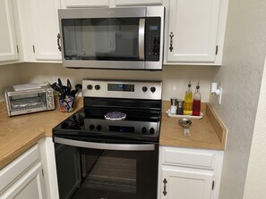 Frigorifero, microonde, forno, piano cottura