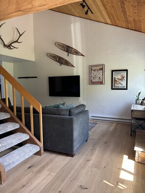 Fernseher, Kamin, Drucker