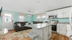 Condo (WC5700 Atlantic Avenue, 2nd Floor) | Private kitchen