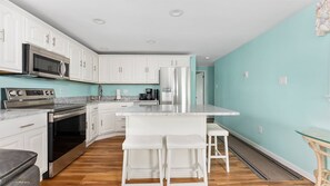 Condo (WC5700 Atlantic Avenue, 2nd Floor) | Cocina privada | Refrigerador, microondas, lavavajillas y cafetera y tetera 