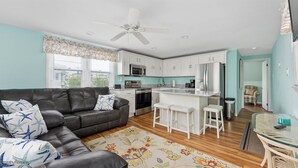 Condo (WC5700 Atlantic Avenue, 2nd Floor) | Living room