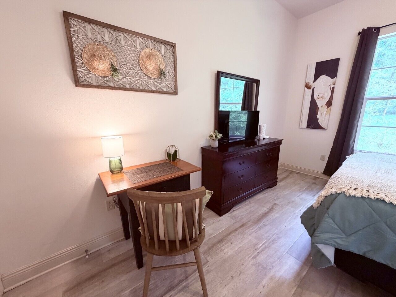 2 bedrooms, desk, iron/ironing board, travel cot