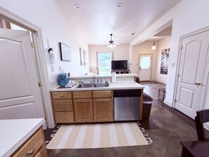 Coffee/tea maker, fridge, microwave, oven - Chateau 14, spacious townhouse in Tickfaw, LA (Tickfaw)