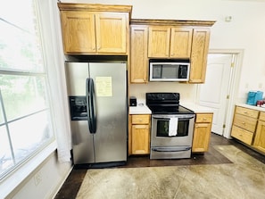 Refrigerador, microondas, horno y parrilla de estufa
