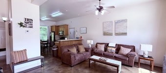Chateau 14, spacious townhouse in Tickfaw, LA