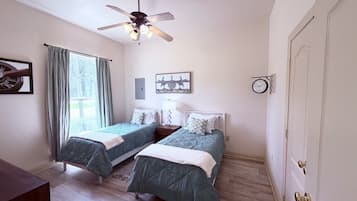 2 habitaciones, escritorio y tabla de planchar con plancha