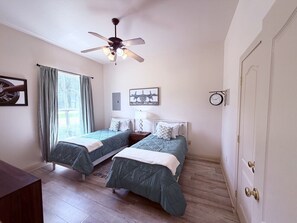 2 slaapkamers, een bureau, een strijkplank/strijkijzer, reisbedje