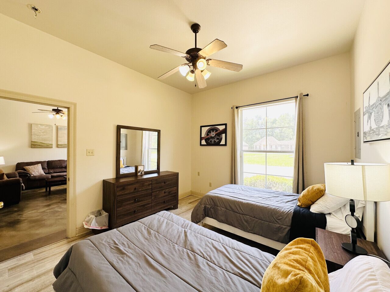 2 soverom, skrivebord, strykejern/-brett og reiseseng for barn