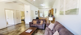 Chateau 14, spacious townhouse in Tickfaw, LA