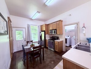 Coffee/tea maker, fridge, microwave, oven - Chateau 14, spacious townhouse in Tickfaw, LA (Tickfaw)
