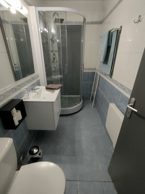 Douche, sèche-cheveux, serviettes fournies, savon