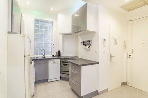 Jääkaappi, mikroaaltouuni, uuni, liesi