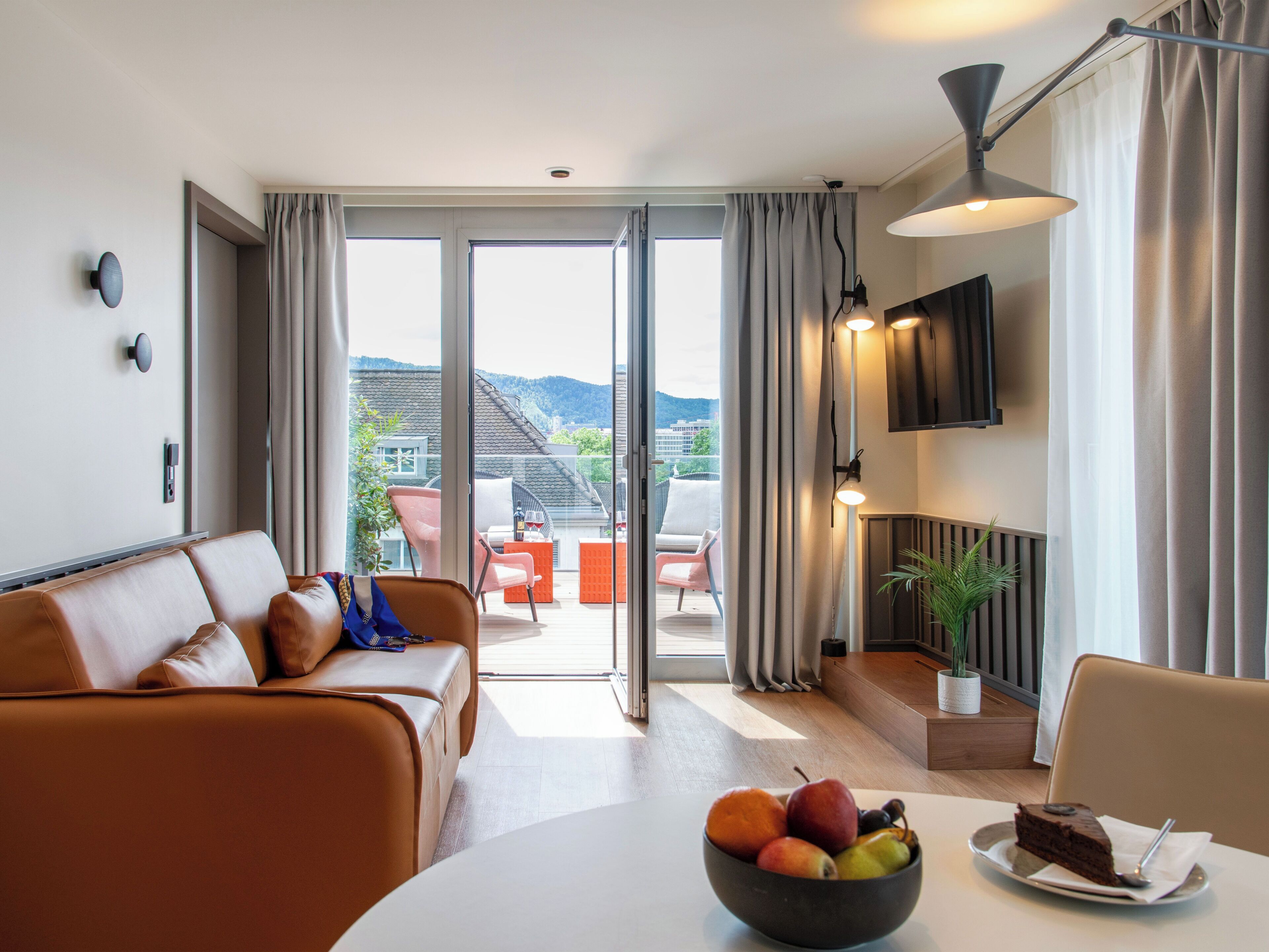 Superior studio, meerdere bedden, terras (3 Guests) | Woonruimte | Een 43-inch flatscreentelevisie met satellietzenders en een televisie