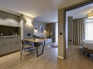 Apartment | Premium bedding, desk, soundproofing, cribs (free)