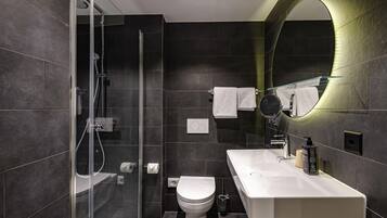 Studio, Mehrere Betten | Hochwertige Bettwaren, Schreibtisch, schallisolierte Zimmer