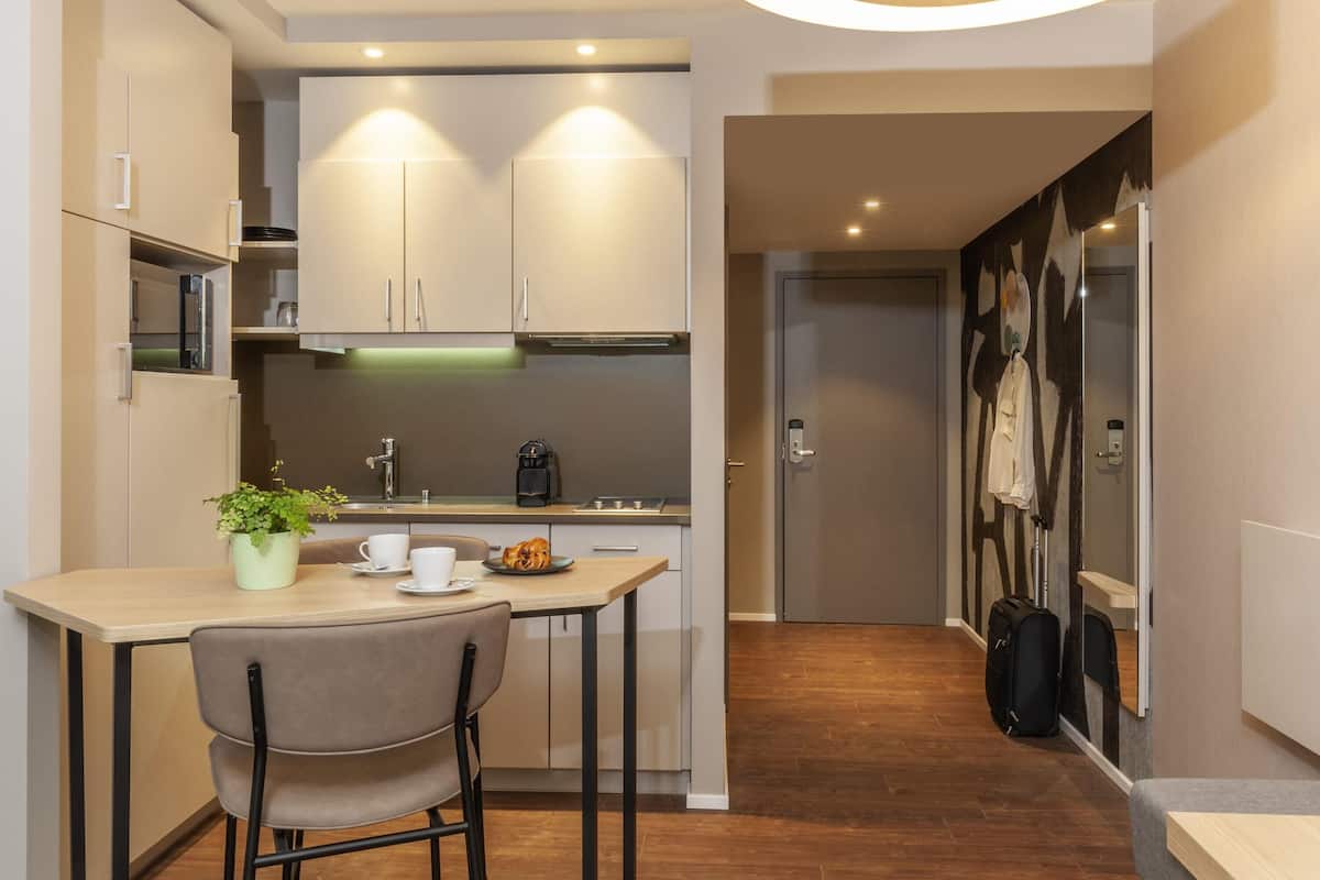 Studio, 2 Twin Beds | Premium bedding, desk, soundproofing, free cribs/infant beds