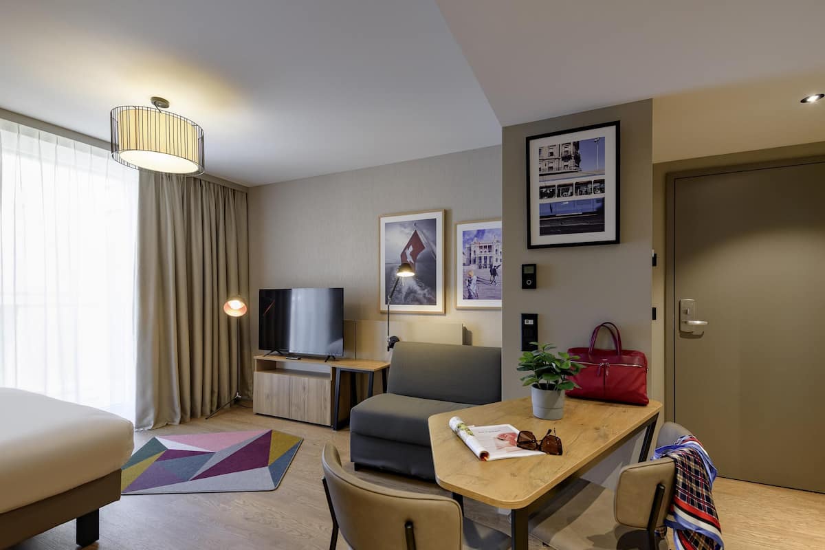 Studio, Meerdere bedden | Luxe beddengoed, een bureau, geluiddichte muren, gratis babybedden
