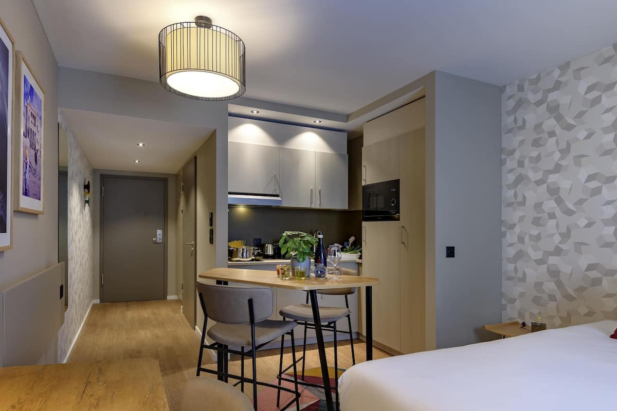 Studio, 1 Double Bed | Premium bedding, desk, soundproofing, free cribs/infant beds