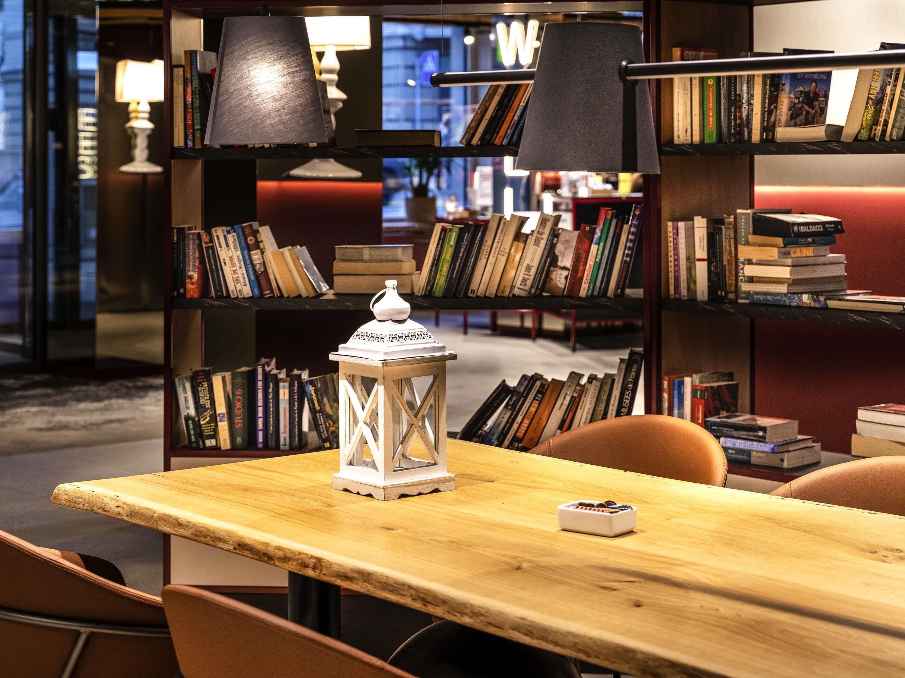 Petit déjeuner et dîner servis sur place