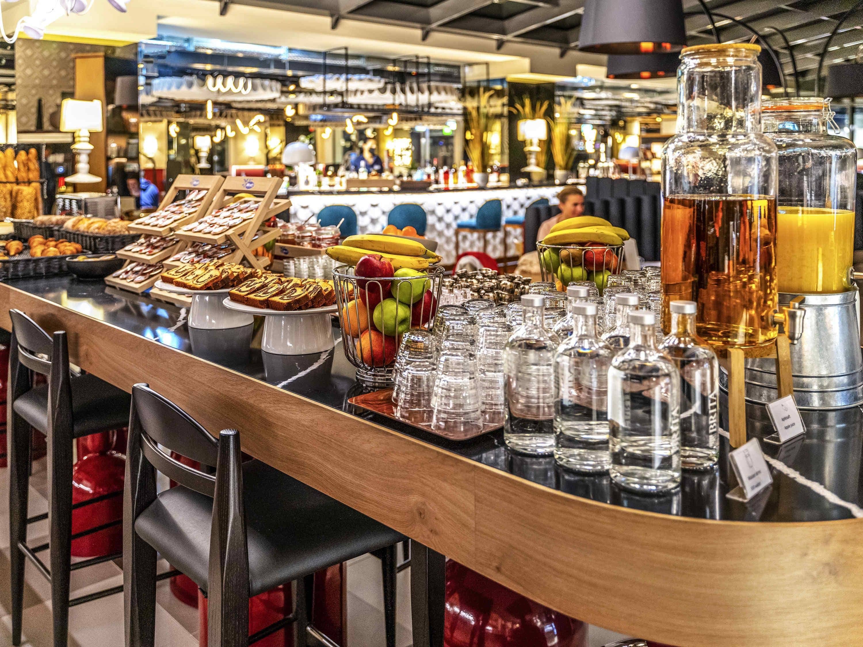 Una barra de buffet con diferentes alimentos y bebidas.