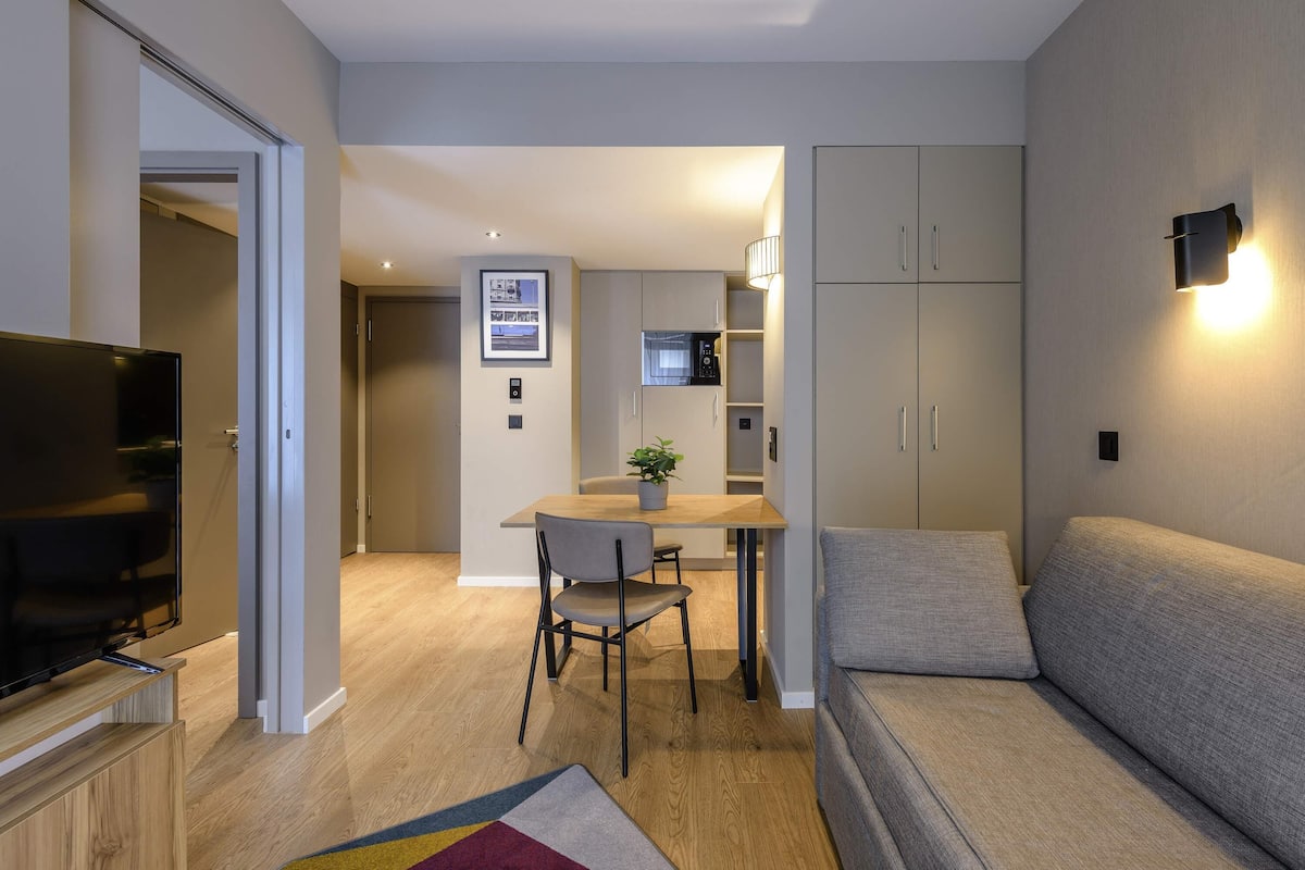 Apartamento | Ropa de cama de alta calidad, escritorio, sistema de insonorización