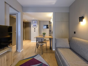 Apartamento | Ropa de cama de alta calidad, escritorio, sistema de insonorización