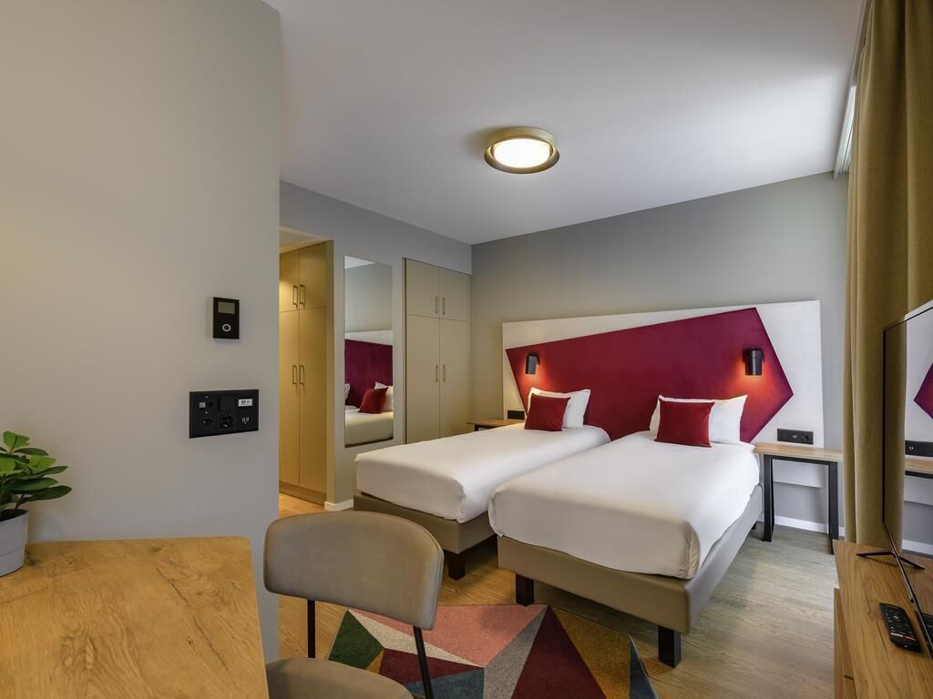 Studio, 2 Twin Beds | Premium bedding, desk, soundproofing, free cribs/infant beds