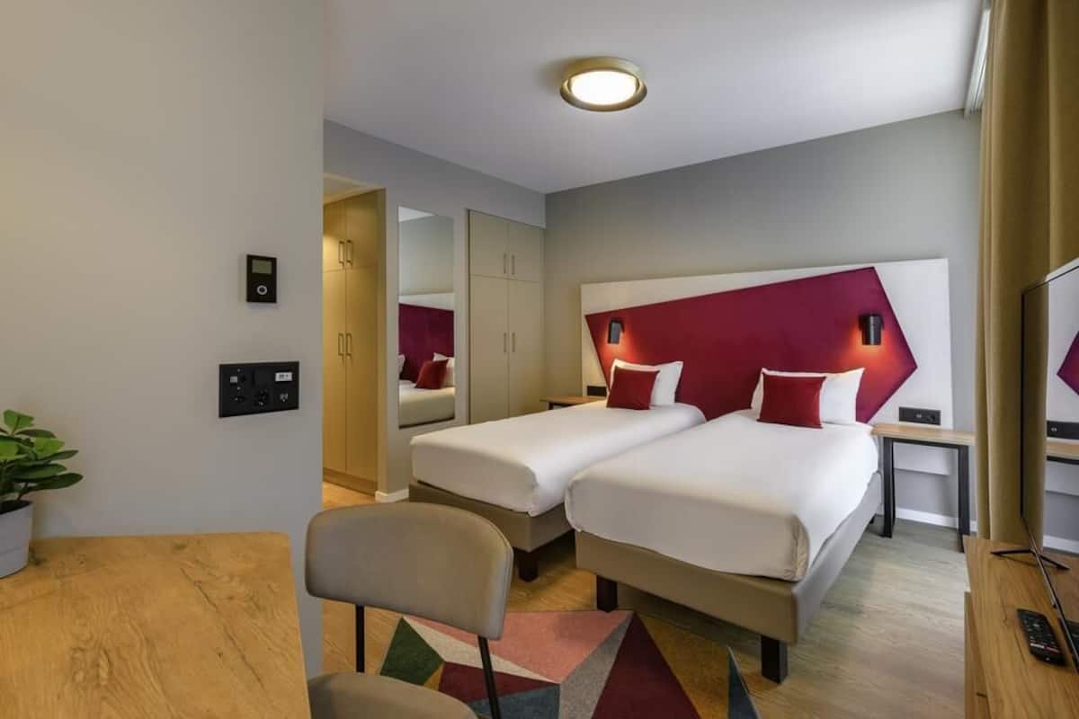 Studio, 2 Twin Beds | Premium bedding, desk, soundproofing, free cribs/infant beds