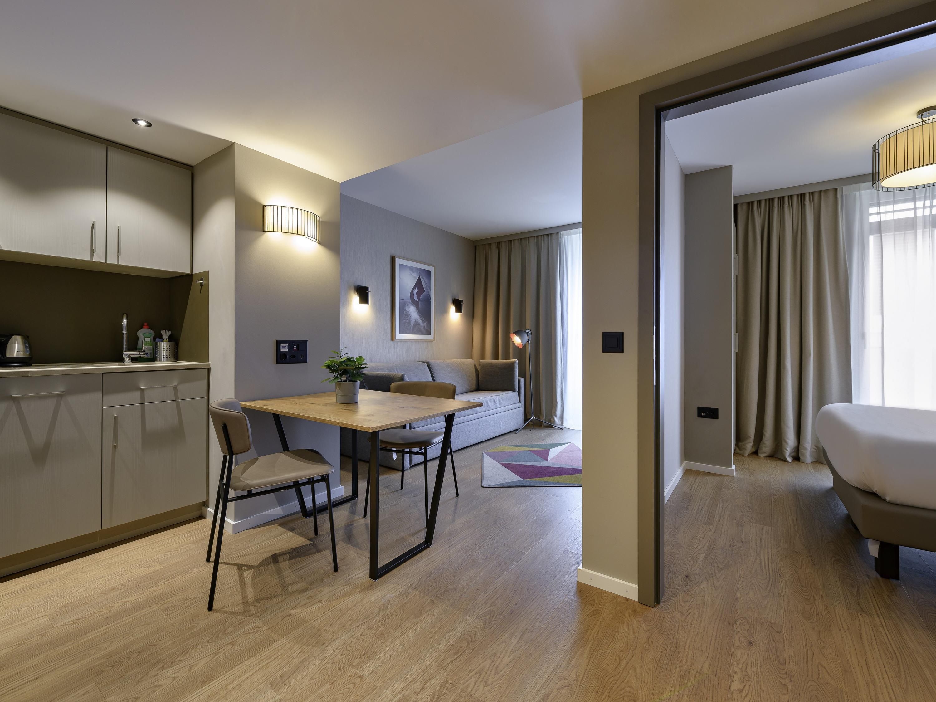 Een moderne hotelkamer met een zithoek, een bank en een bed.