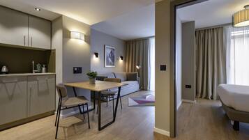Een moderne hotelkamer met een zithoek, een bank en een bed.